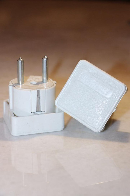 دوشاخه چهارگوش ارت دار روشن الکتریک